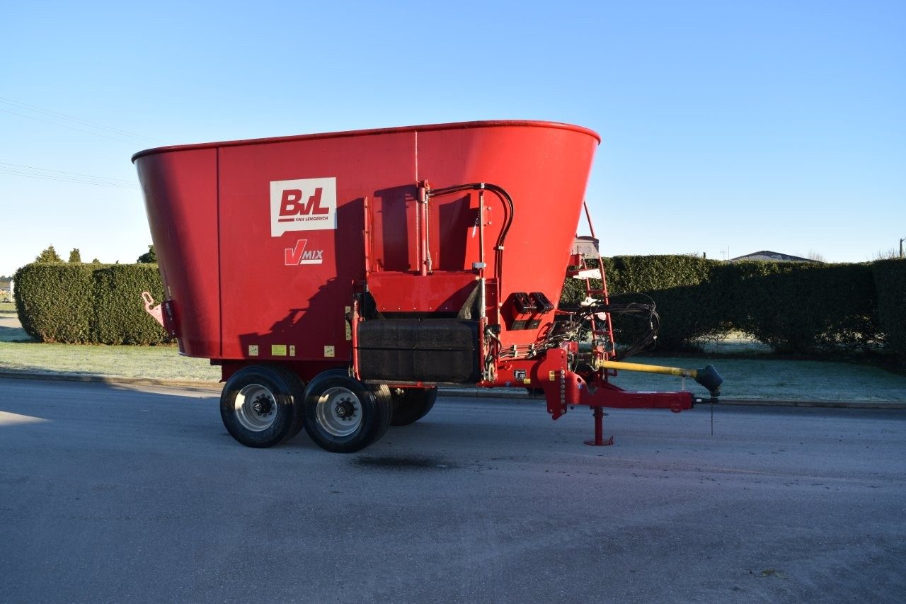 BvL V-Mix 24 (12661) - 1 BvL V-Mix 24 Mixer Wagon (12661)