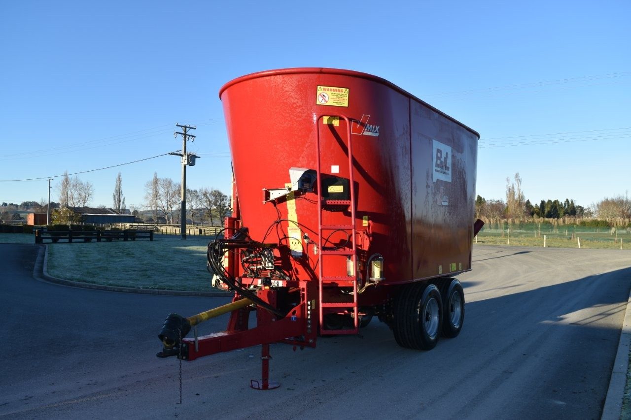 BvL V-Mix 24 (12661) - 3 BvL V-Mix 24 Mixer Wagon (12661)
