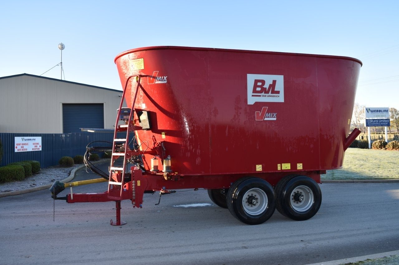 BvL V-Mix 24 (12661) - 4 BvL V-Mix 24 Mixer Wagon (12661)