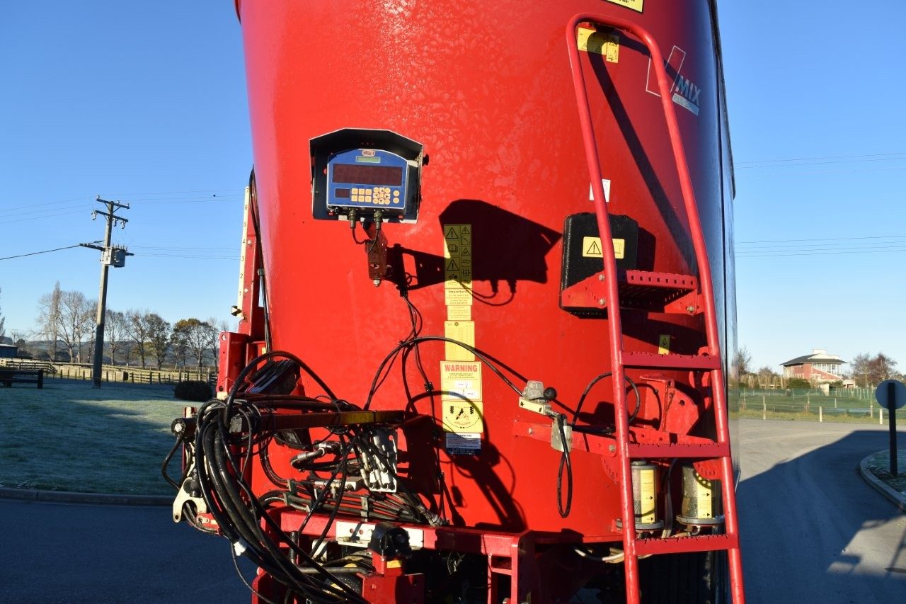 BvL V-Mix 24 (12661) - 6 BvL V-Mix 24 Mixer Wagon (12661)