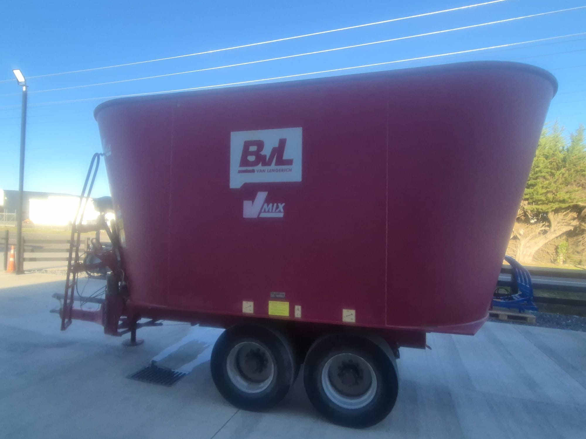 BvL V Mix 24 (8884) - 8 BvL V Mix 24 Mixer Wagon (8884)
