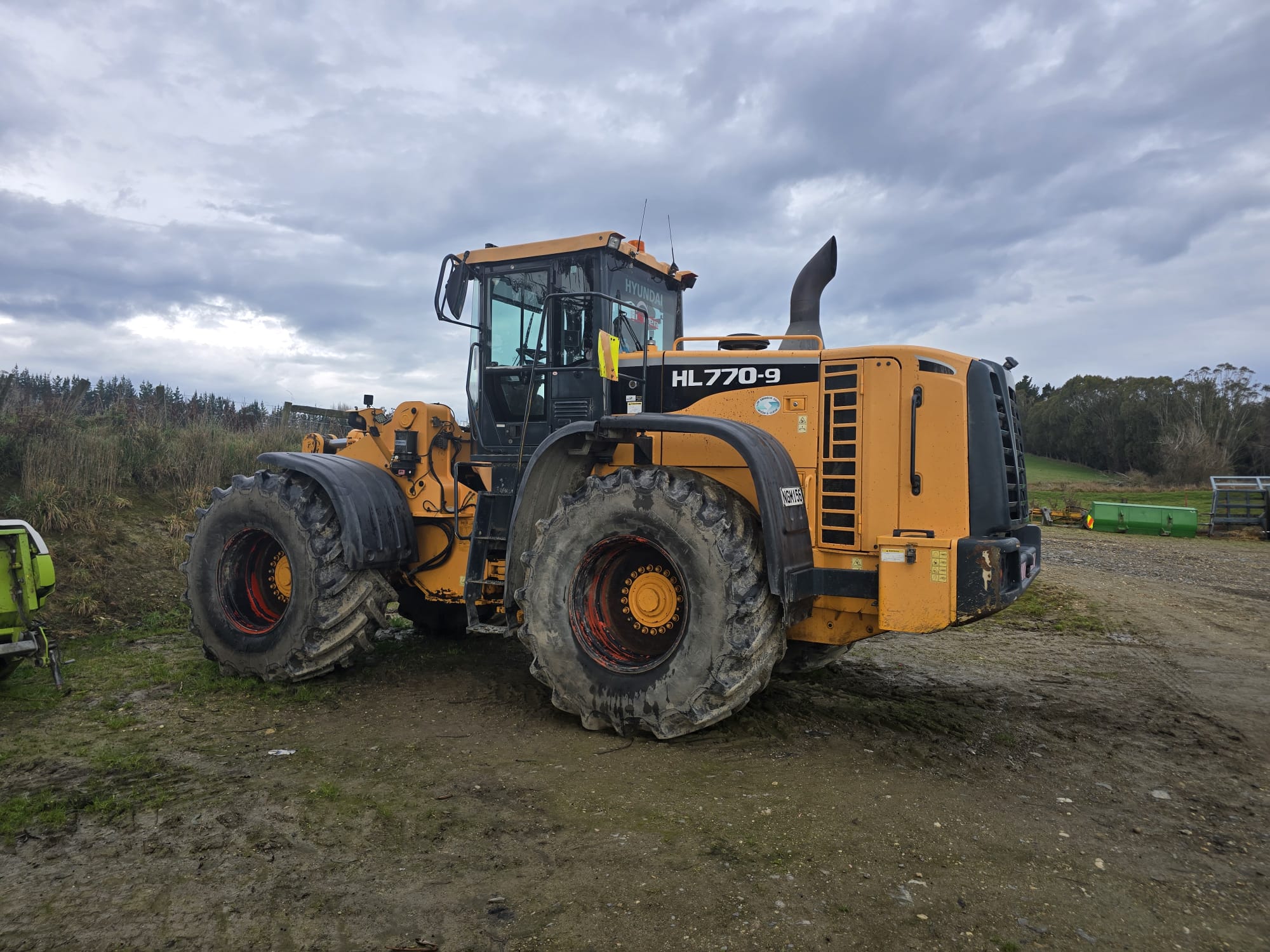 Hyundai HL770-9 Wheel Loader (2) Hyundai HL770-9 Wheel Loader