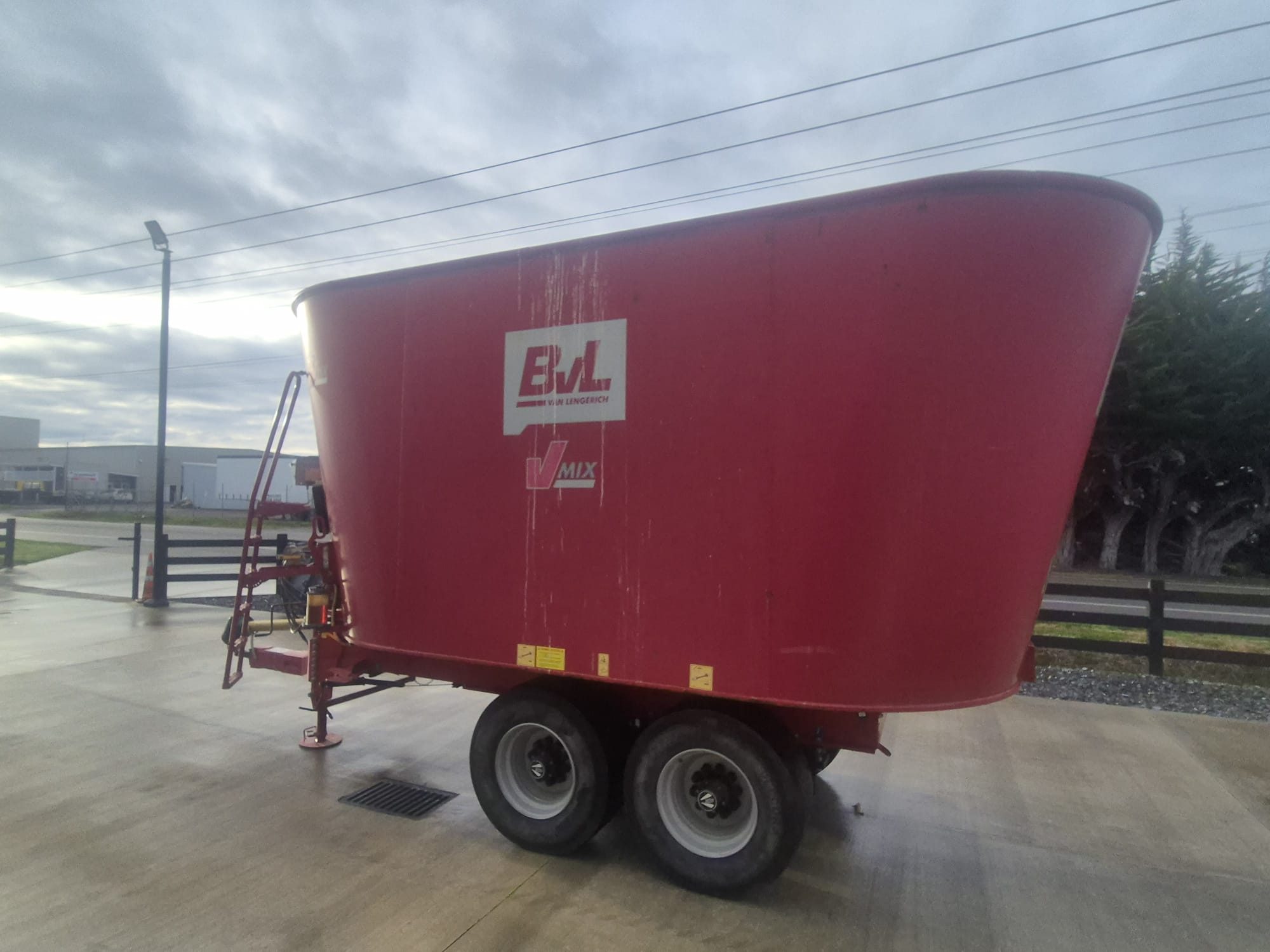 BvL V-Mix 24 (11990) - 3 BvL V-Mix 24 Mixer Wagon (11990)