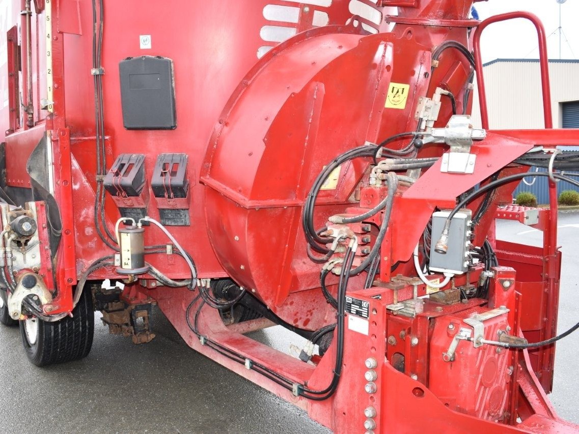 BvL V-Mix 27 (10740) - 6 BvL V-Mix 27 Mixer Wagon (10740)