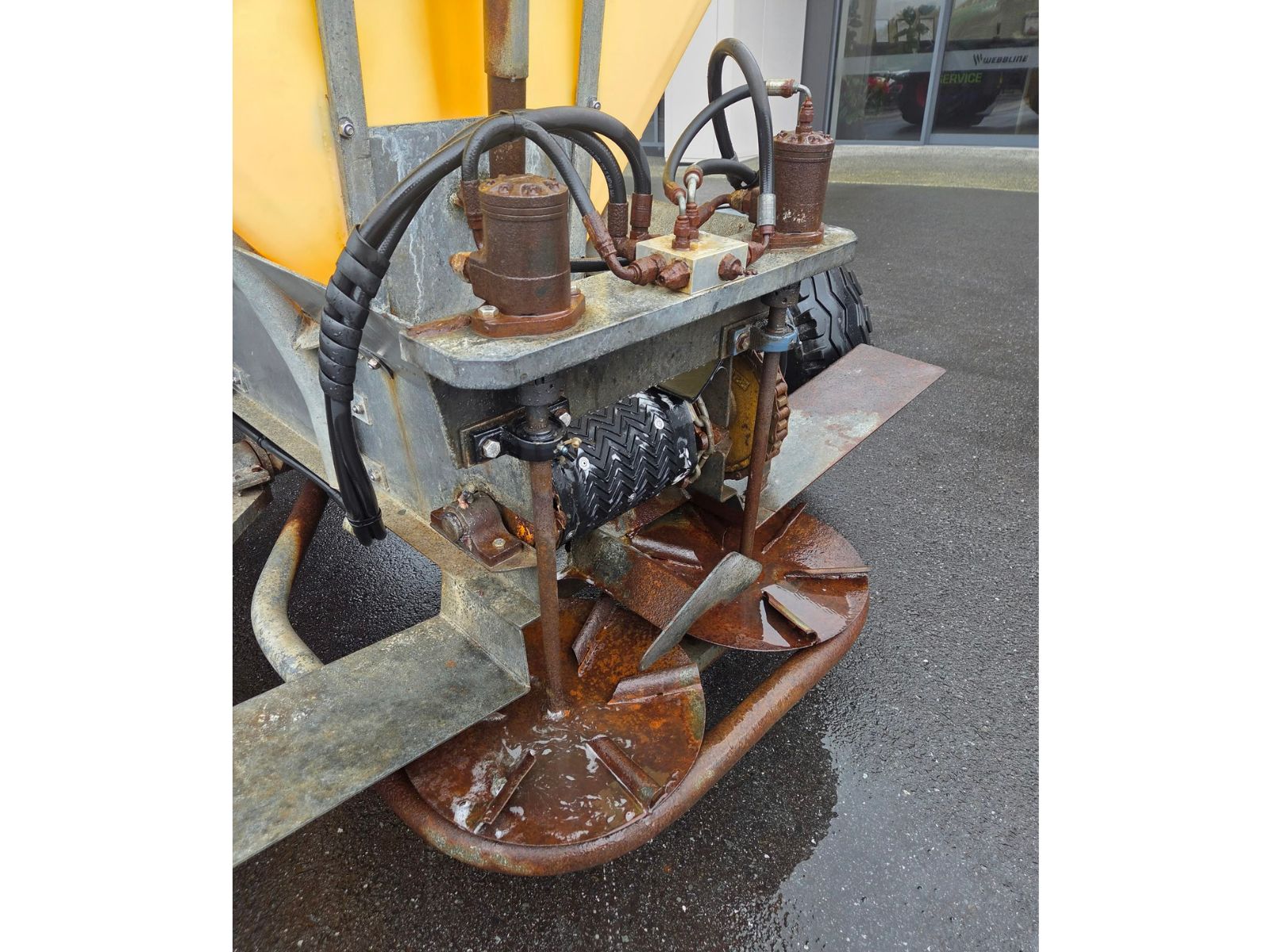 Cub 4000 Fertiliser Spreader (15444) #3 Cub 4000 Fertiliser Spreader (15444)