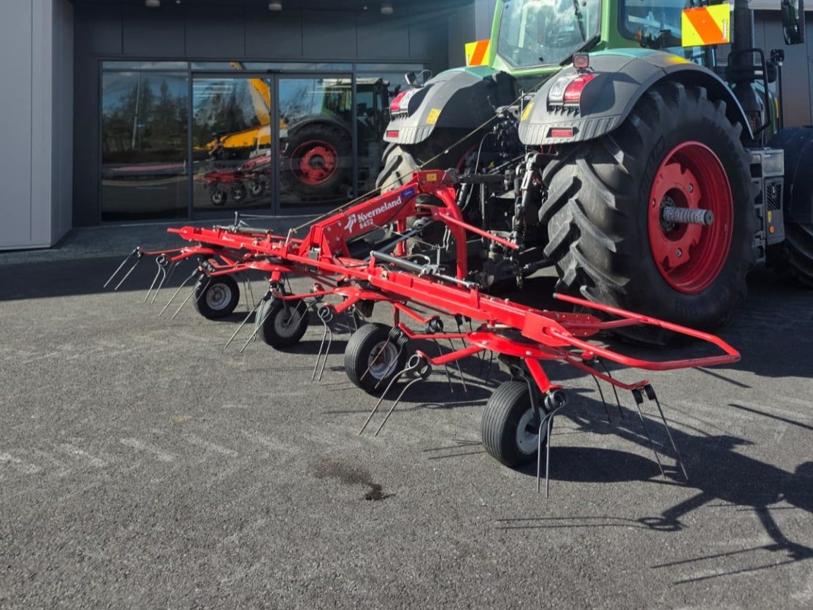 Kverneland 8452 (15447) # 2 Kverneland 8452 Tedder (15447)
