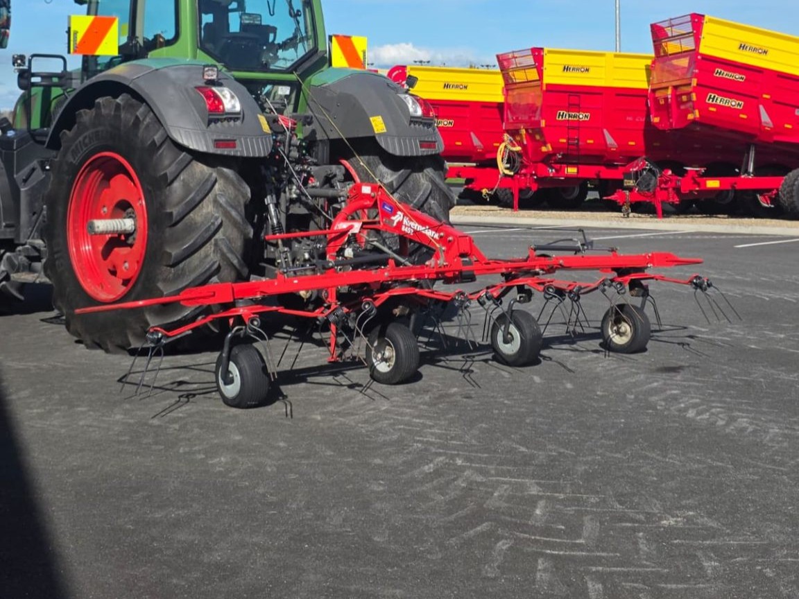 Kverneland 8452 (15447) # 4 Kverneland 8452 Tedder (15447)